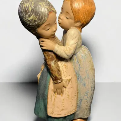 Lladro “Little Kiss” Porcelain Figurine (11 Inch)