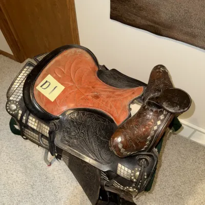 Sale Photo Thumbnail #1030: See photos

Comes with  blanket, and saddle rack