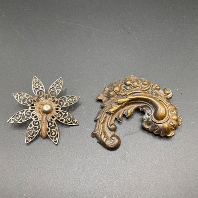 Sale Photo Thumbnail #52: Metal brooches