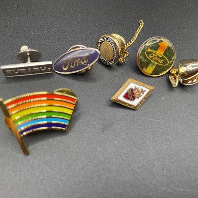 Sale Photo Thumbnail #39: Trinket box lid is a pin