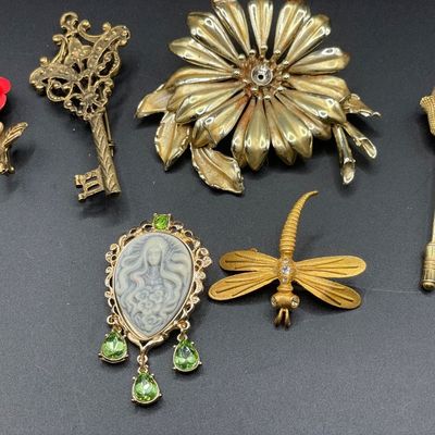 Sale Photo Thumbnail #205: Gold tone broockes