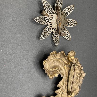 Sale Photo Thumbnail #53: Metal brooches