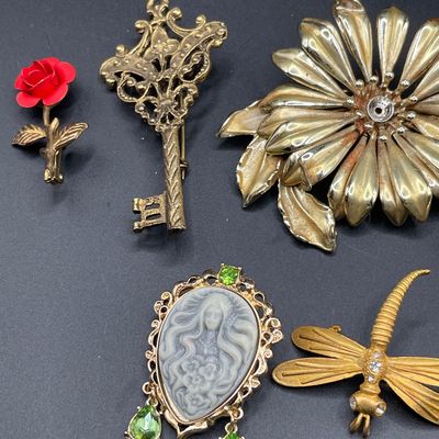 Sale Photo Thumbnail #206: Gold tone broockes