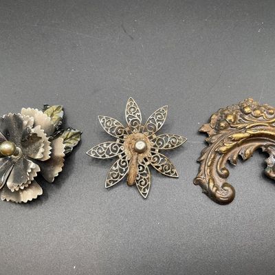 Sale Photo Thumbnail #49: Metal brooches