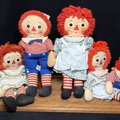 Sale Photo Thumbnail #82: A collection of vintage knickerbocker raggedy ann and andy cloth dolls