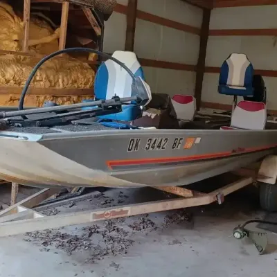1982 Bass Bass Tracker 17ft  Boat Wiith 50 HP Mercury Outboard