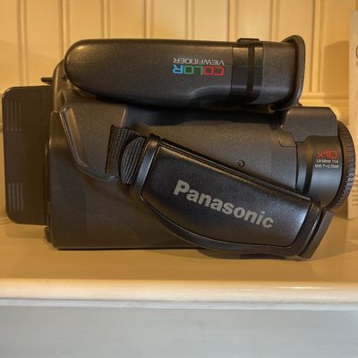 Sale Photo Thumbnail #46: Comes with case, instructions, battery and charger, video tape, flash
In excellent condition