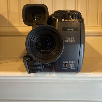 Sale Photo Thumbnail #44: Comes with case, instructions, battery and charger, video tape, flash
In excellent condition