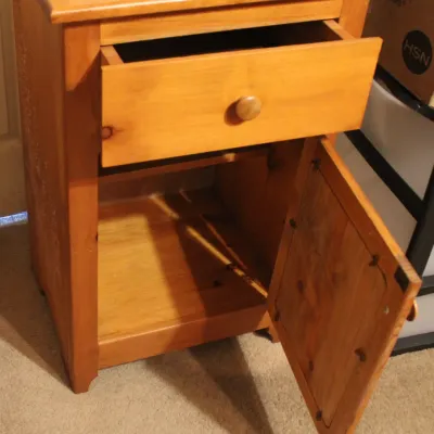 Vintage Colonial-Style Pine Wood Washstand w/ 1 Drawer & Lower Cabinet
$60.00
20.5in. x 16.5in. x 36in.
-Ft. Floral Vine Detail