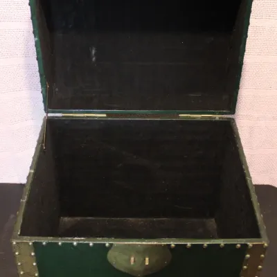 Dark Green Storage Chest with Brass Hardware
$50.00
16.5" x 14.5" x 18"