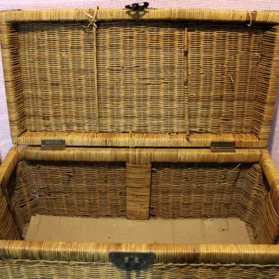 Vintage Handwoven Wicker Storage Trunk with Brass Hardware
$25.00
32" x 16" x 16"