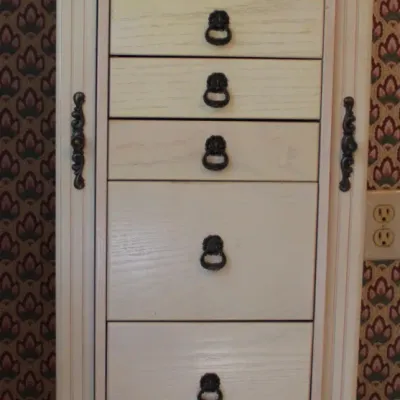 White Wooden Jewelry Armoire
$60.00
16in. x 12.5in. x 41in
- Pink velvet interior
- Life top mirror