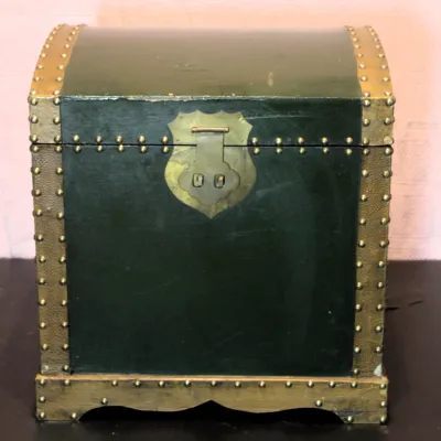 Dark Green Storage Chest with Brass Hardware
$50.00
16.5" x 14.5" x 18"