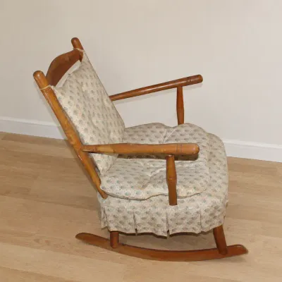 Vintage Rocking chair with Beige Cushion Set
$40.00
23" x 30" x 33"