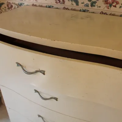 Vintage Off-White 4-Drawer Dresser
$45.00
37in. x 18in. x 42in.

There are a few marks on the top of the dresser.