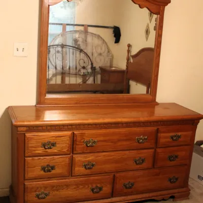 8-Drawer Wooden Oak Dresser with Arched Mirror
$250.00
64in. x 18in. x 33in. WITHOUT MIRROR
67in. x 18in. x 77in. WITH MIRROR