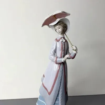 Lladró "Parisian Lady" Figurine #5321, José Puche