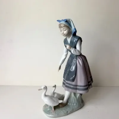 Lladró Porcelain Figurine, "Aracely with Ducks" #5202