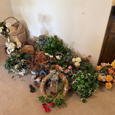 Sale Photo Thumbnail #74: Baskets, Greenery, Frames