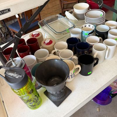 Sale Photo Thumbnail #221: Bowls, Tupperware, lots of Misc.