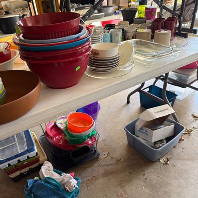 Sale Photo Thumbnail #225: Bowls, Tupperware, lots of Misc.