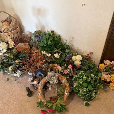 Sale Photo Thumbnail #70: Baskets, Greenery, Frames