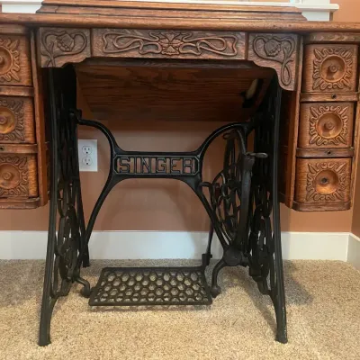 Antique Singer Treadle Sewing Machine w/Ornate Quartersawn Oak Cabinet  Art Nouveau Floral Carvings.