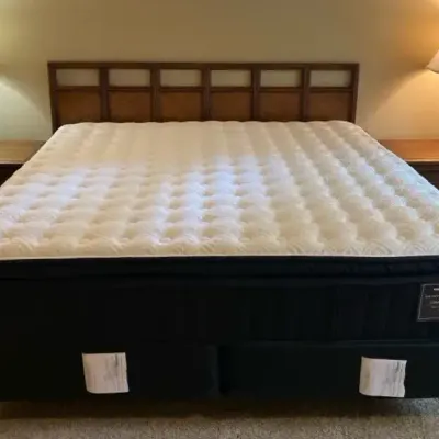 Stearns and Foster King Mattress Set and Bedframe 