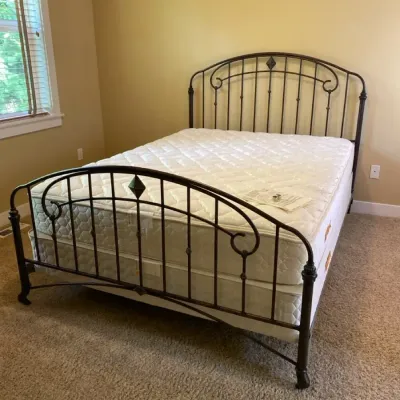 Hillsdale Tierra Mar Bed w/Hawkins Queen Size Mattress 