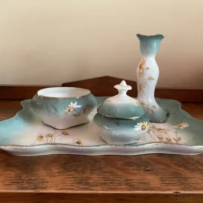 Vintage Vanity Set Adorned w/Daiseys 