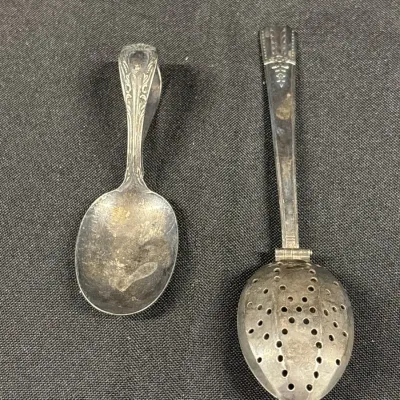 2 Vintage Wm A Rogers Oneida Ltd Silver Plate Spoons - Baby Loop  & Hinged Tea Infuser