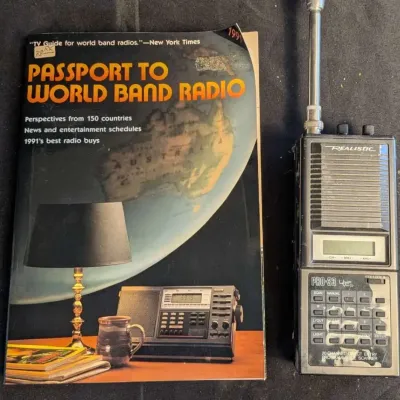 Vintage Realistic PRO-33 Handheld Scanner & 1991 Passport to World Band Radio Book Lot UNTESTED