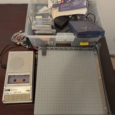 Vintage Office & Electronics Lot: Hitachi Cassette Recorder, Iomega Zip 100 Drive w/ Disks, & Ingent