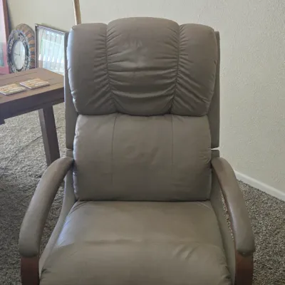 Sale Photo Thumbnail #18: Set of lazboy leather recliners 1/2