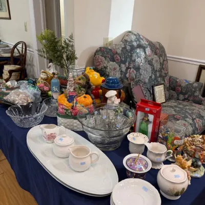 Table of china, crystal bowls and figurines