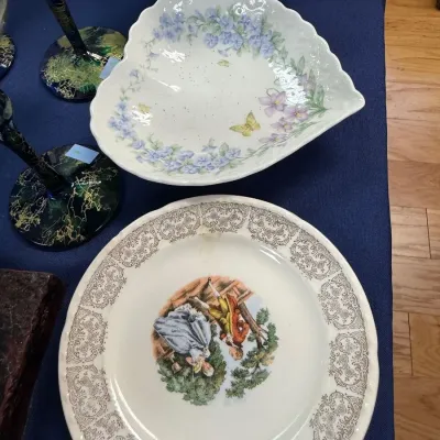 Floral leaf-shaped bowl and transferware plate