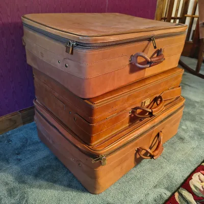 Set of Three Hartmann Leather Suitcases (P-ES)