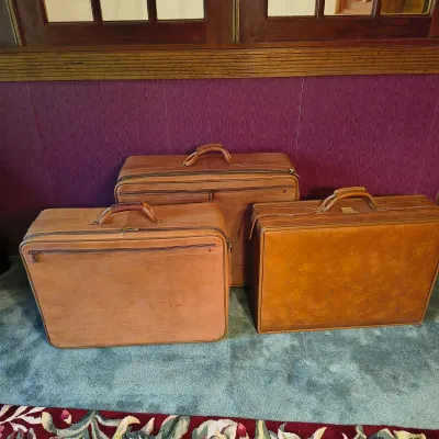 Set of Three Hartmann Leather Suitcases (P-ES)