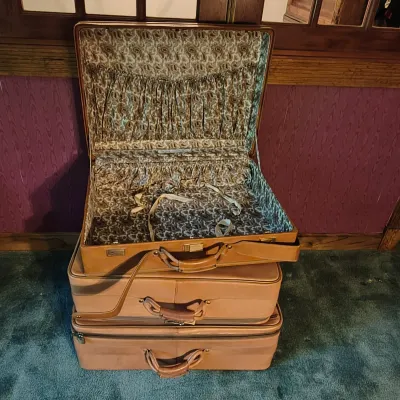 Set of Three Hartmann Leather Suitcases (P-ES)