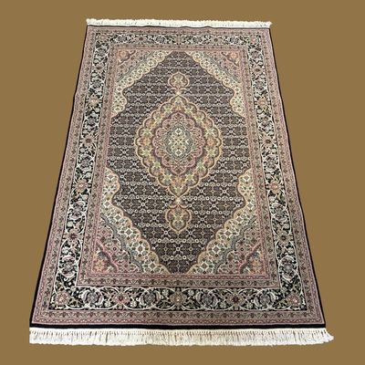 Sale Photo Thumbnail #140:     Beautiful traditional rug with a dramatic central medallion and intricate floral border.