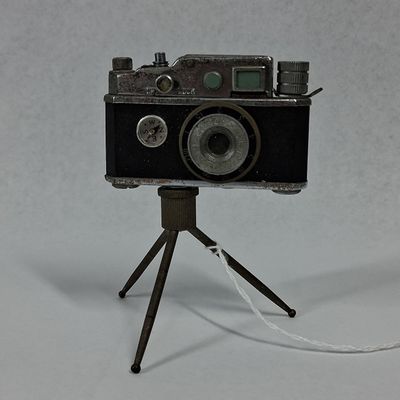 Sale Photo Thumbnail #104: Cont-Lite Camera Table Lighter w/Tripod