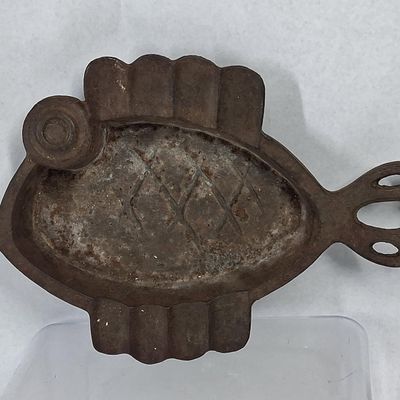 Sale Photo Thumbnail #344: Vtg Cast Iron Fish Shaped Novelty Dish