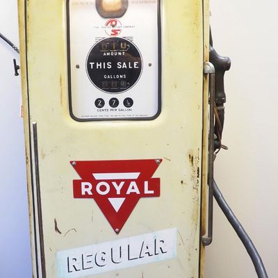 Sale Photo Thumbnail #363: Wayne gas pump with Royal signs