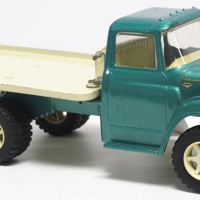 Sale Photo Thumbnail #191: Ertl International 1600 Flatbed Truck