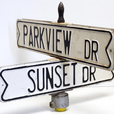 Sale Photo Thumbnail #338: Street corner sign for Parkview Dr and Sunset Dr