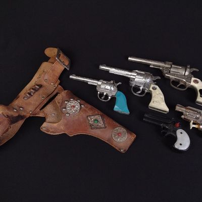 Sale Photo Thumbnail #463: 3 Kilgore Cap Guns, 2 Vintage Squirt Guns & Leather Holster
