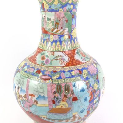 Sale Photo Thumbnail #25: Famille Rose 'Millefleurs' Decorator Vase