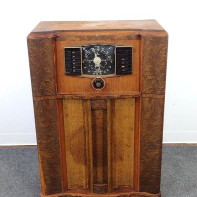 Sale Photo Thumbnail #189: Zenith Floor Model Console Radio