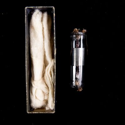Sale Photo Thumbnail #292: Early Double-Ended Vacuum Tube Apparatus