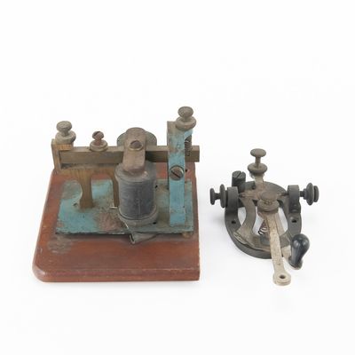 Sale Photo Thumbnail #300: MESCO Telegraph Sounder & Key